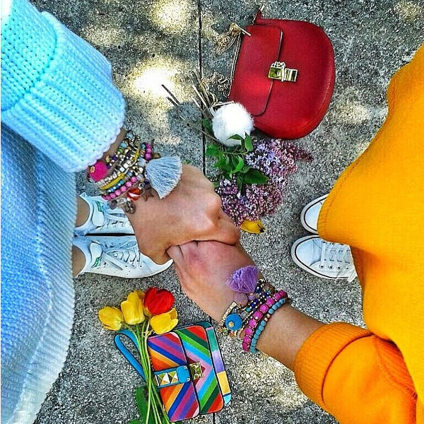 Dizajnerski inspirirana messenger torbica u duginim bojama