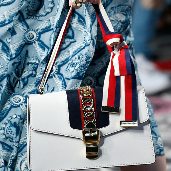 Flap messenger mornarska torbica s dekorativnim lancem i trakom