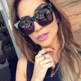 Vintage naočale kockastog oblika