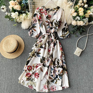 bijela crveni cvjetovi