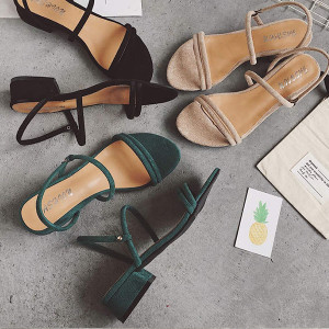 Sandale izgleda brušene kože na stabilnu punu petu