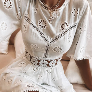 Mini haljina s kačkanim cvjetovima