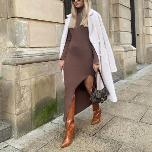 Pletena rebrasta haljina srednje duljine s izrezom