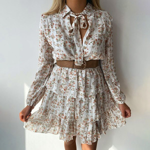 Mini cvjetna haljina na volane s mašnom oko vrata