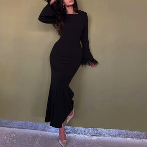 Duga haljina olovka kroja s perjem na rukavima