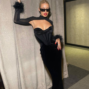 Baršunasta haljina s perjem na rukavima *Limitirana kolekcija*