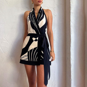 Mini satenasta haljina otvorenih leđa