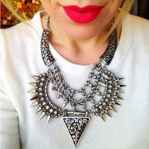 Masivna geometrijska ogrlica s bodljama