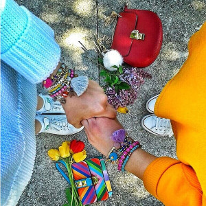 Dizajnerski inspirirana messenger torbica u duginim bojama