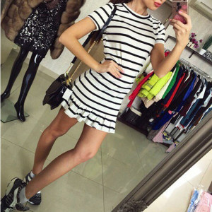 Mini prugasta haljina s volanima