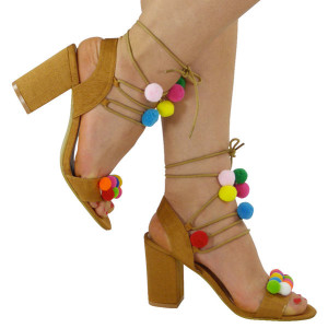 Sandale s pomponima stabilna peta