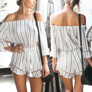 Prugasti kombinezon otvorenih ramena s volanima