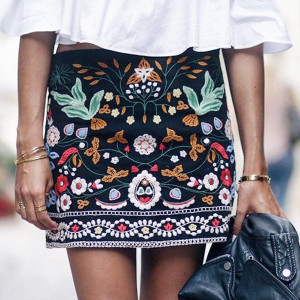 Mini suknja s izvezenim detaljima