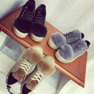 Platforma tenisice s krznenim pomponima