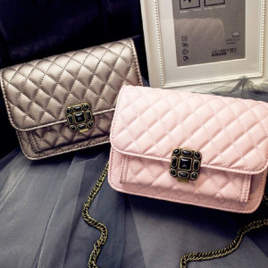 Klasična lanac torbica s brošem