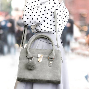 Messenger ručna torbica s krznenim coflekom