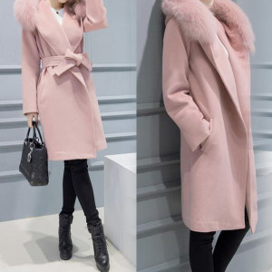 Luksuzni ženstveni rozasti kaput s krznom