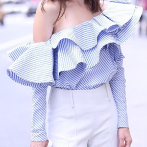 Prugasta off shoulder bluza s volanima