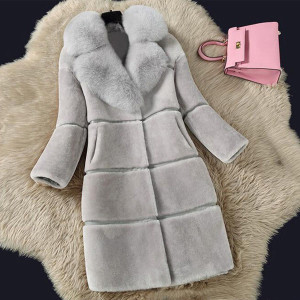 Ženstvena krznena bunda s crtama