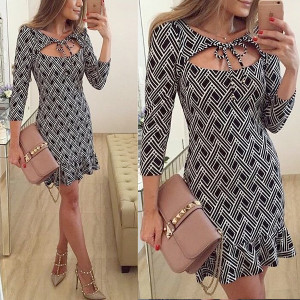 Mini haljina s volanom geometrijskog uzorka