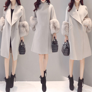 Damski zimski kaput s krznom na rukavima veličina standardni S/36