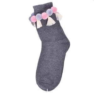 Ručno izrađene čarape s pomponima i resicama