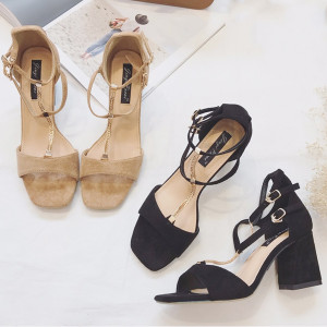 Elegantne sandale blok peta s dekorativnim lancem