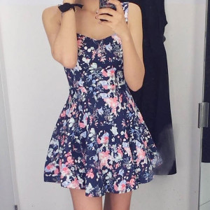 Mini cvjetna ženstvena haljina na bretele