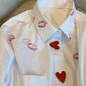 Košulja s otiskom poljubaca i srce gumbima