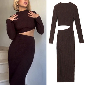 Reljefasta haljina srednje duljine s prorezom na struku i efektom oblikovanja tijela 3 boje