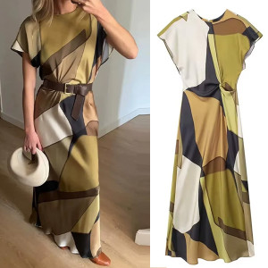 Satenasta haljina srednje duljine zemljanih tonova