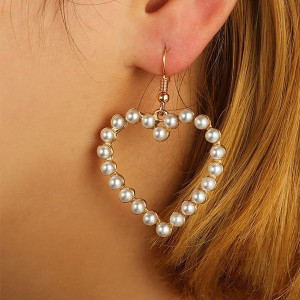 Srcolike viseće naušnice s biserima