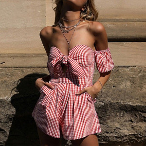 Kratki karirani kombinezon otvorenih ramena