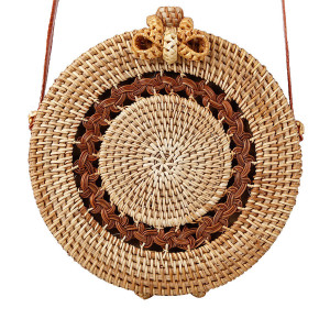 Mala loptasta boho torbica od ratana s tamnom dekoracijom u sredini