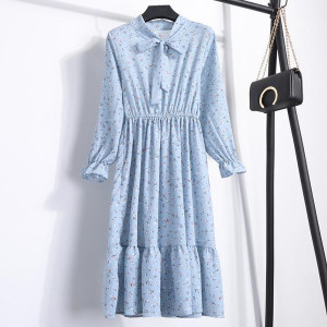 svijetlo plava s mašnom