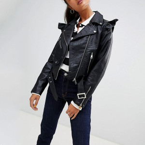 Kratka kožna jakna s volanom na ramenima standardni XS/34