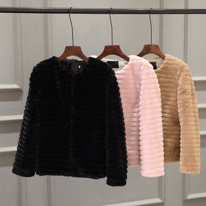 Kratki krzneni blazer s naborima