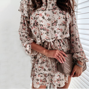 Mini haljina cvjetnog uzorka na krupne volane