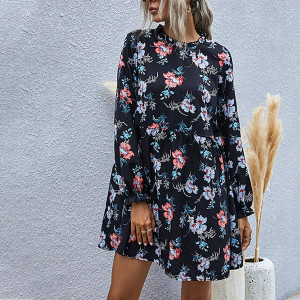 Mini cvjetna haljina vrećastog kroja