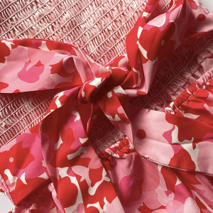 Cvjetna haljina srednje duljine ukriženih leđa