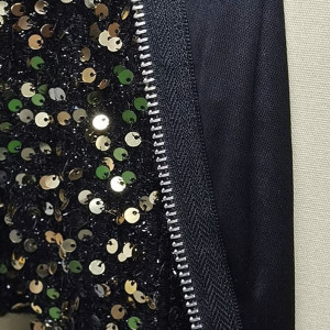 Haljina srednje duljine na šljokice