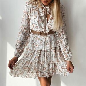 Mini cvjetna haljina na volane s mašnom oko vrata