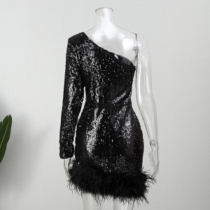 Šljokasta mini haljina na jedno rame s perjem na rubu