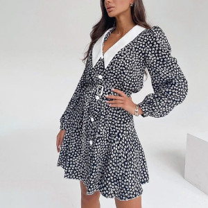 Cvjetna mini haljina s Petar pan kragnom