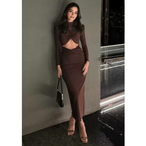 Duga nabrana haljina s izrezom na struku