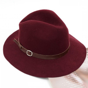 Šešir srednje veličine s dekorativnim remenom