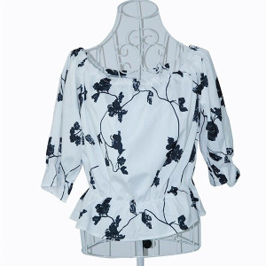 Crno bijeli top otvorenih ramena