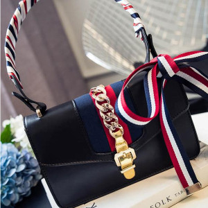 Flap messenger mornarska torbica s dekorativnim lancem i trakom