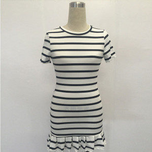 Mini prugasta haljina s volanima