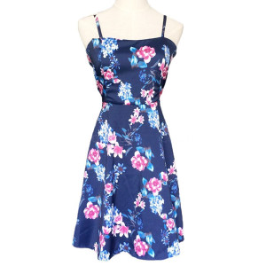 Mini cvjetna haljina s kačkanim leđima